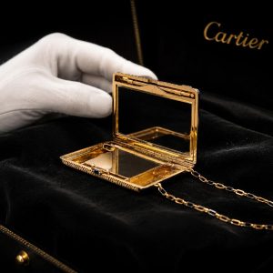 ZLATÁ MINAUDIÉRE KABELKA S DIAMANTY A SAFÍREM, CARTIER, ART DECO