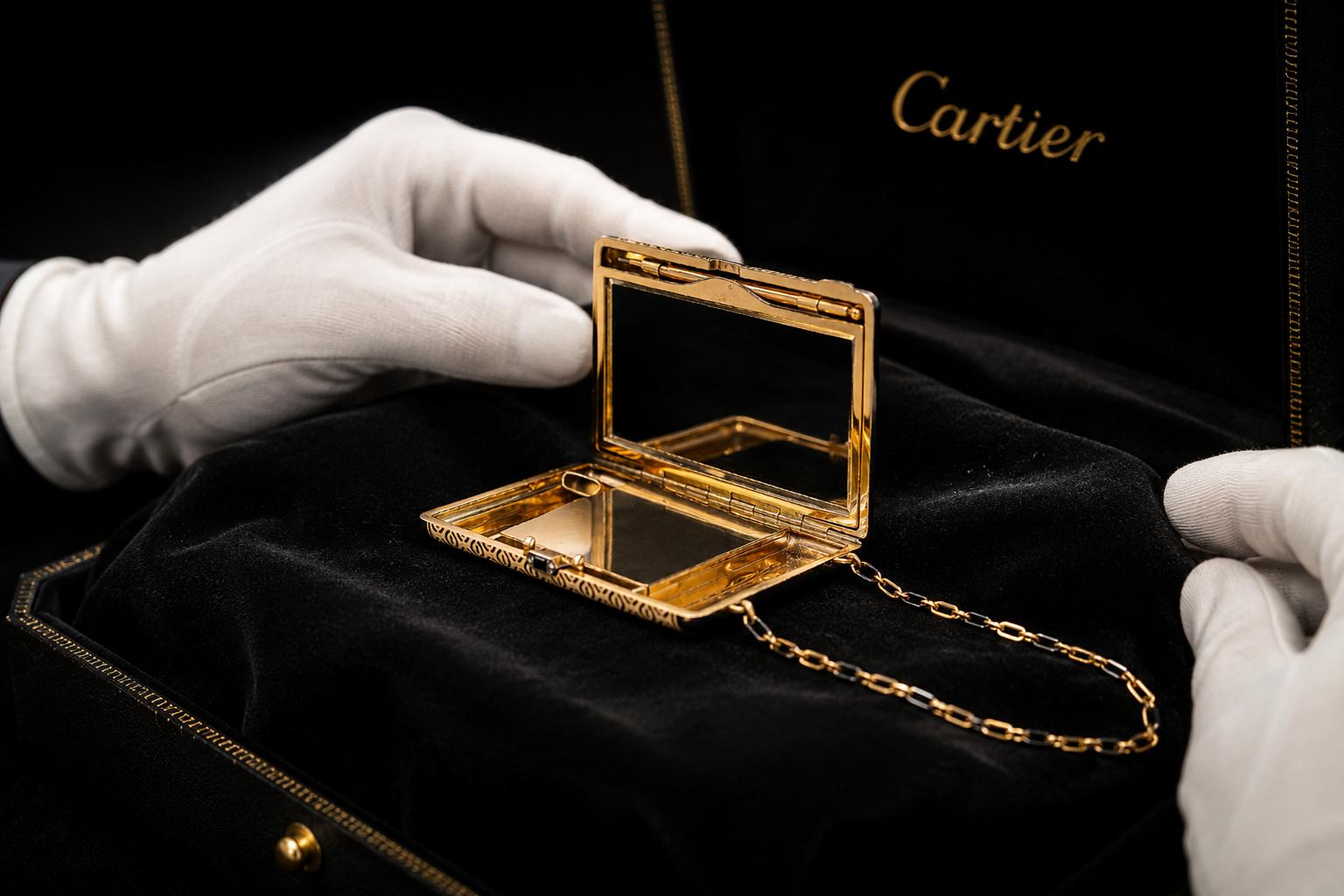 ZLATÁ MINAUDIÉRE KABELKA S DIAMANTY A SAFÍREM, CARTIER, ART DECO